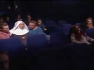 Su monja fucka en la cine