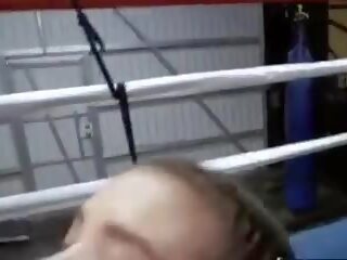 Vyhublý bruneta saje a fucks na the boxerské ring: dospělý film 0c