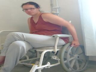 Paraplegic brünett purplewheelz briti milf pissimine sisse a dušš | xhamster