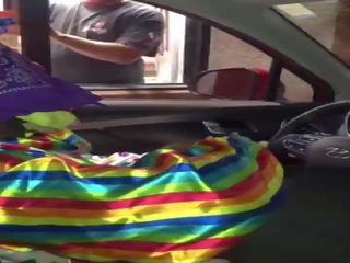 Clown prende cazzo succhiato mentre ordering cibo