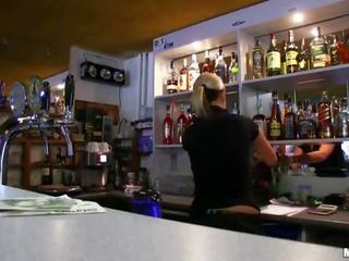 Amateur bartender lenka aufgebohrt für bargeld